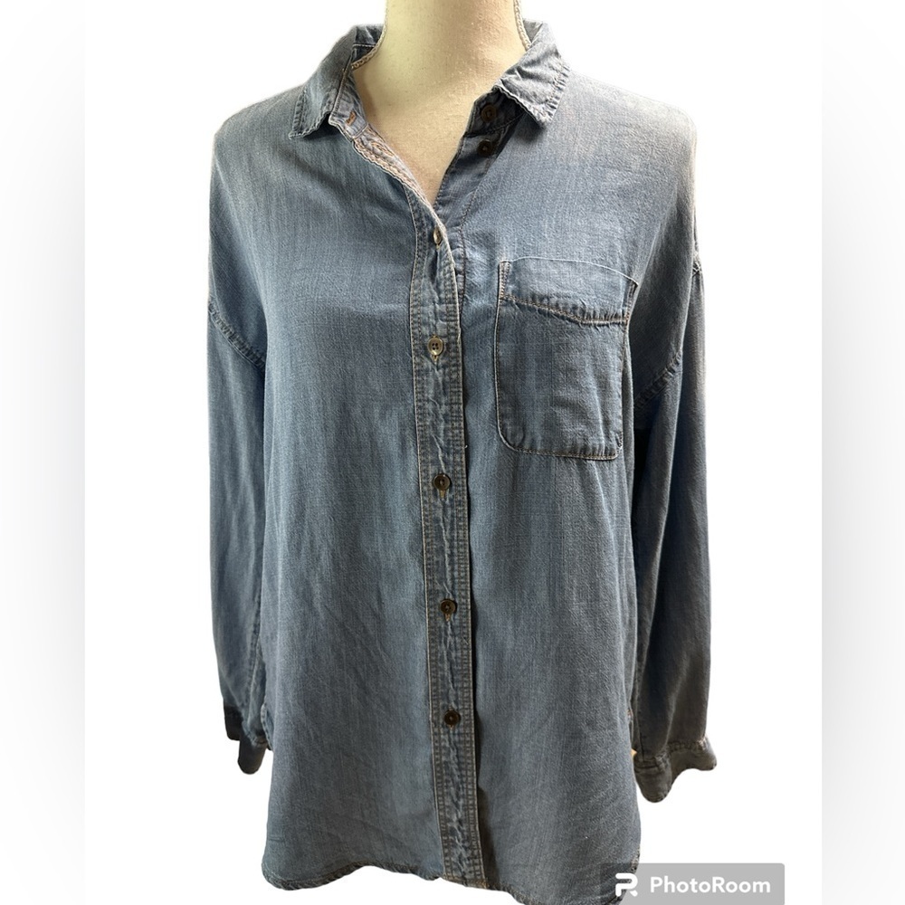 American Eagle Lyocell Lightwash Buttondown Longsleeved Oversized Denim Shirt XS
